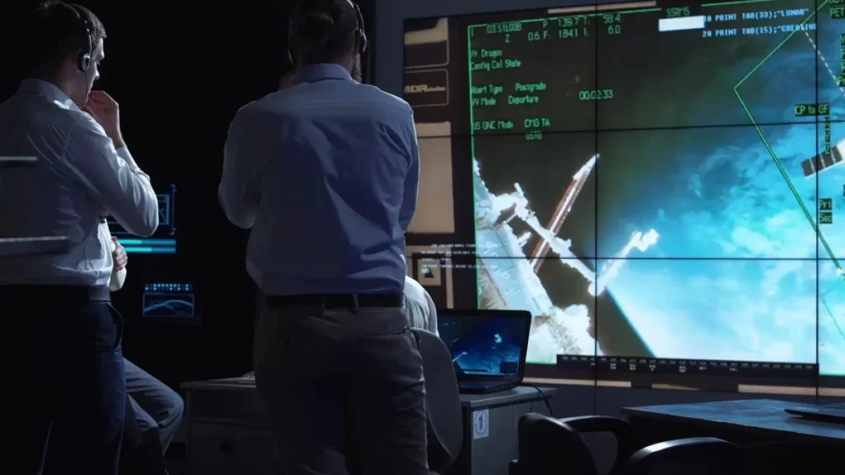 Pracovníci NASA sledují dění ve vesmíru na obrazovce