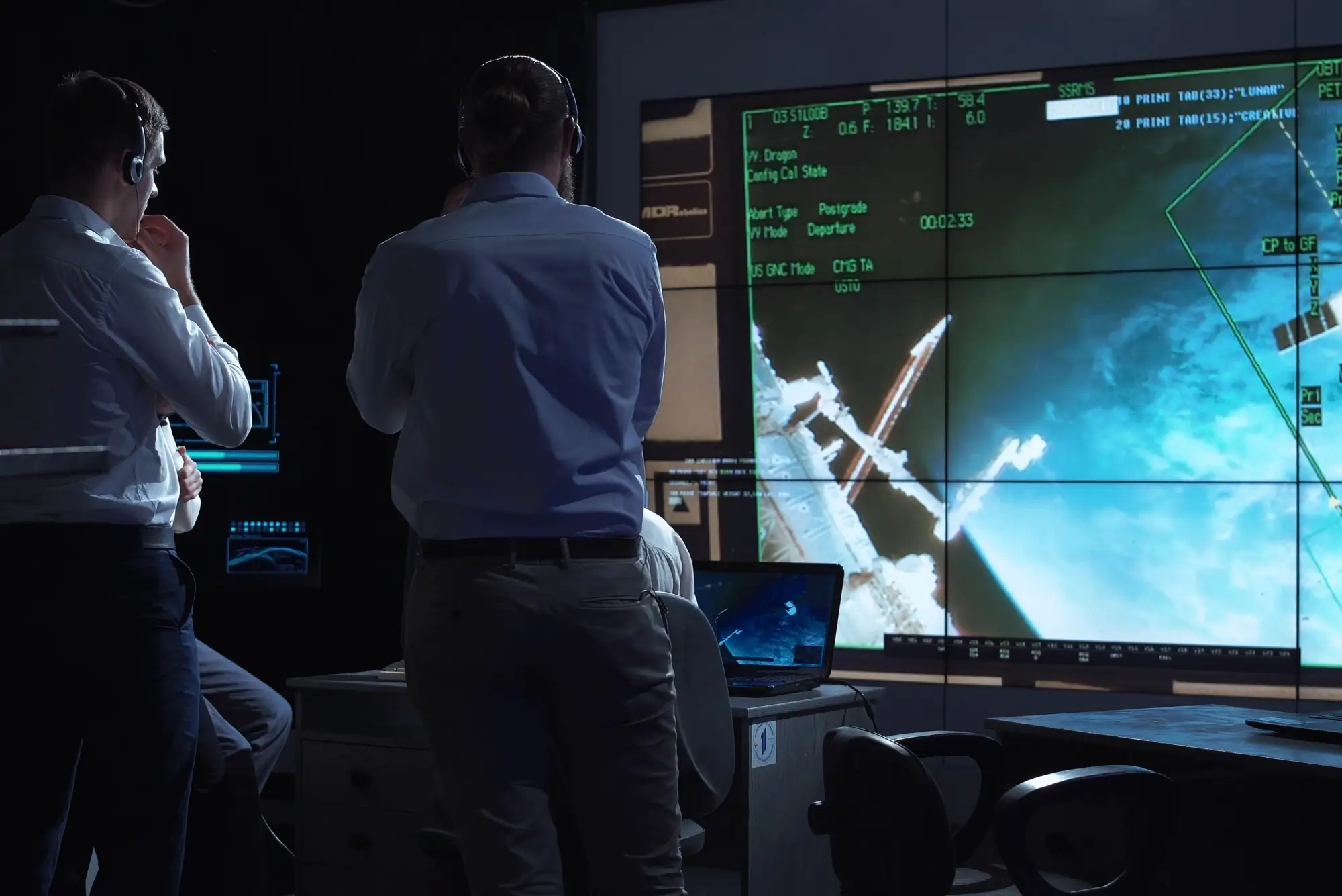 Pracovníci NASA sledují dění ve vesmíru na obrazovce