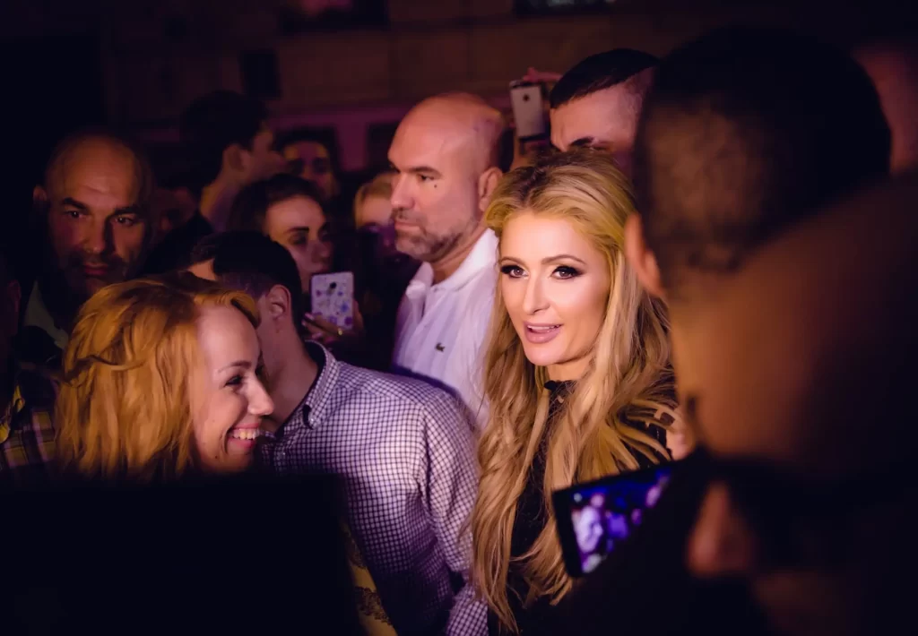 Setkání s celebritou vám udělá upřímnou radost - Techsvět Paris Hilton v davu lidí