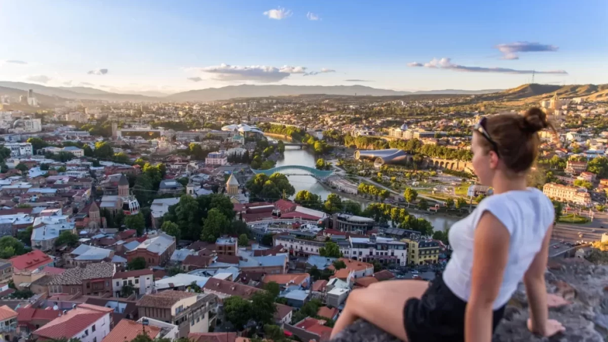 Turistka se kochá výhledem na hlavní město Gruzie