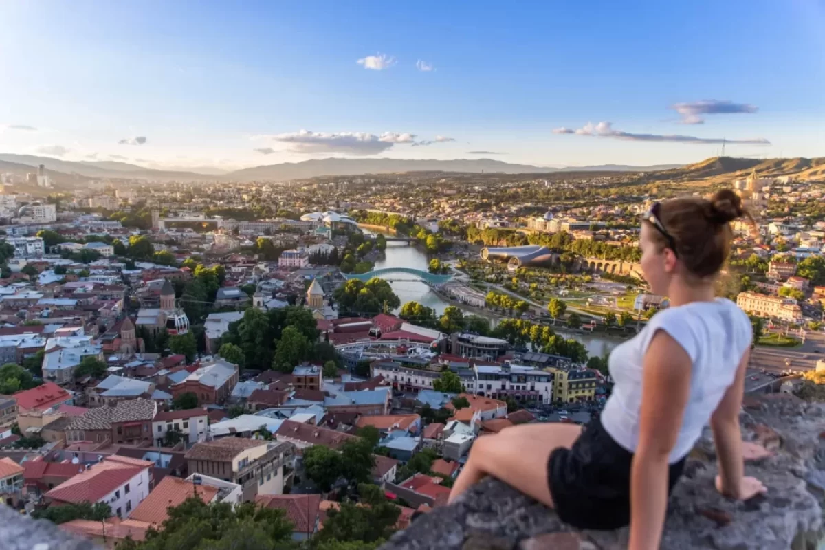 Turistka se kochá výhledem na hlavní město Gruzie