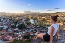 Turistka se kochá výhledem na hlavní město Gruzie