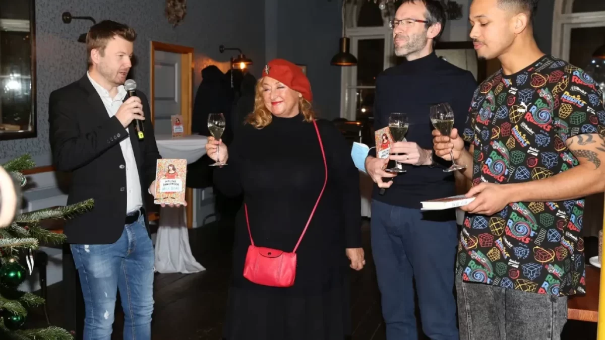 Halina Pawlowská s lidmi na oslavě