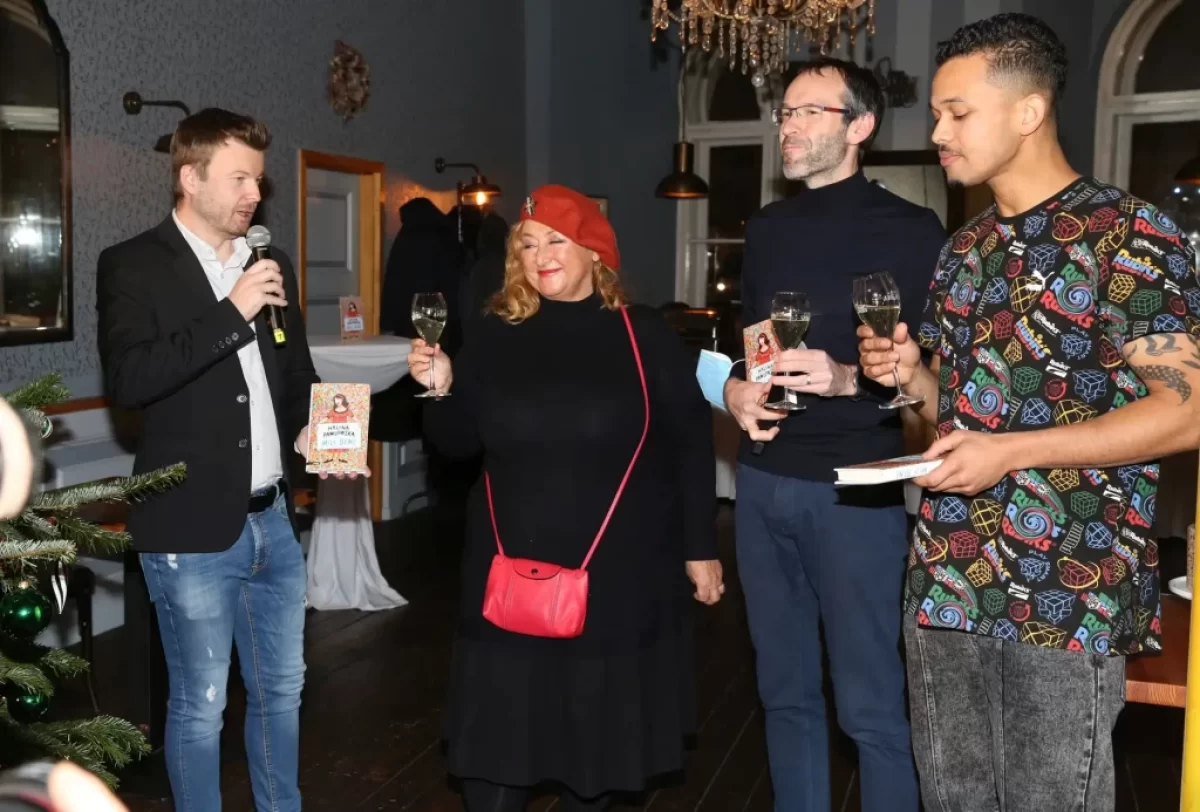 Halina Pawlowská s lidmi na oslavě