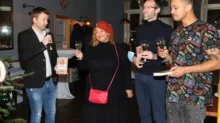 Halina Pawlowská s lidmi na oslavě