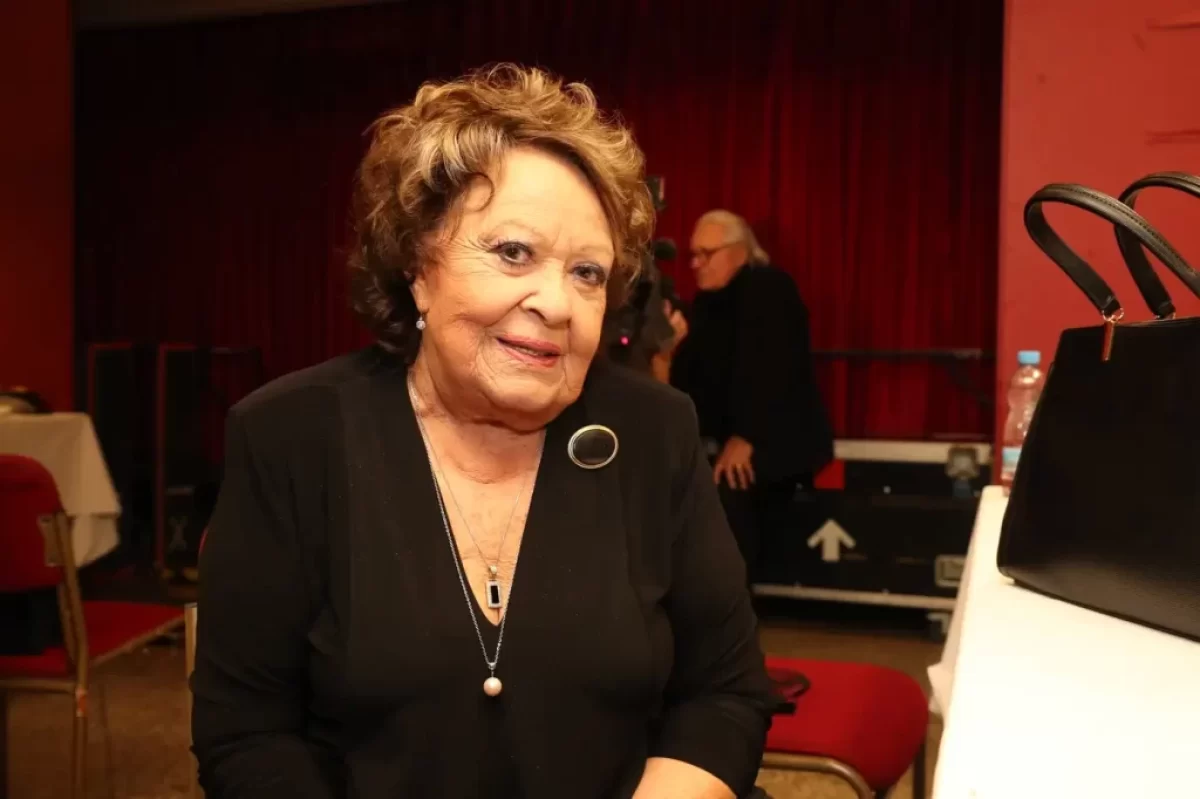 Jiřina Bohdalová se usmívá do objektivu