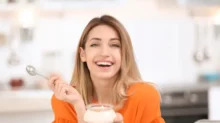 Šťastná žena s jogurtem