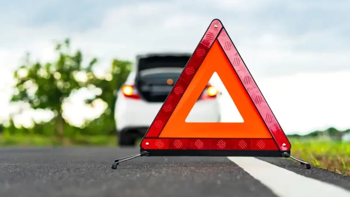 Auto u cesty s trojúhelníkem