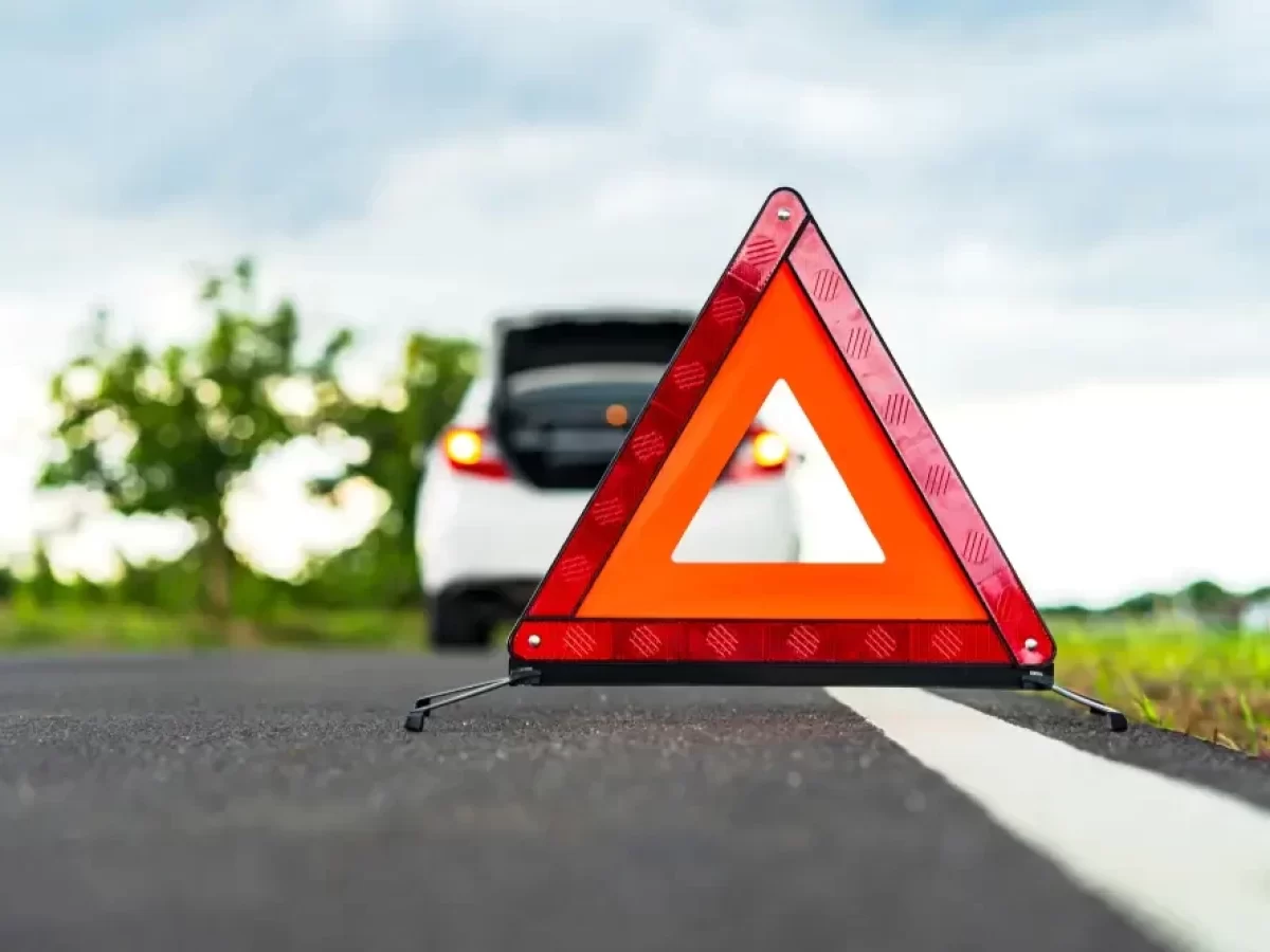 Auto u cesty s trojúhelníkem