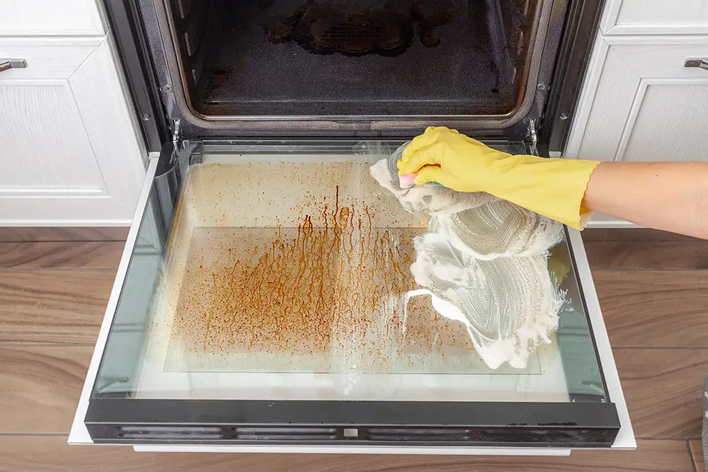 Připálený tuk může uvolňovat uhlíkové plyny, které ovlivňují chuť a vůni jídla. Starý tuk se může dokonce i vznítit. - Techsvět špinavé sklo trouby