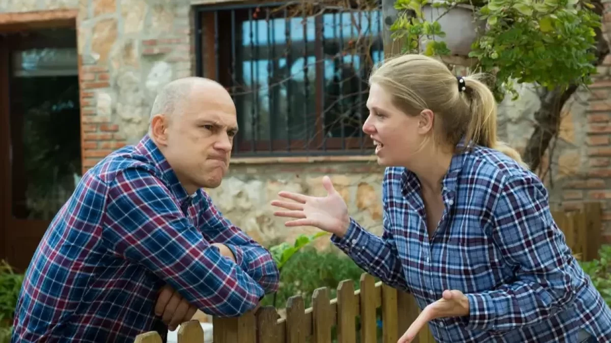 Hádající se sousedé u plotu