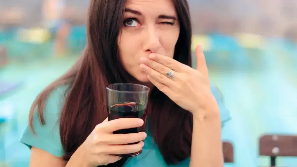 Žena pije sodovku