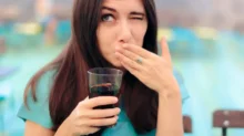 Žena pije sodovku