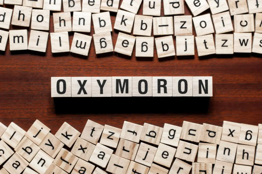 shutterstock_1391321834 - Techsvět slovo oxymoron složené z kostiček s písmeny