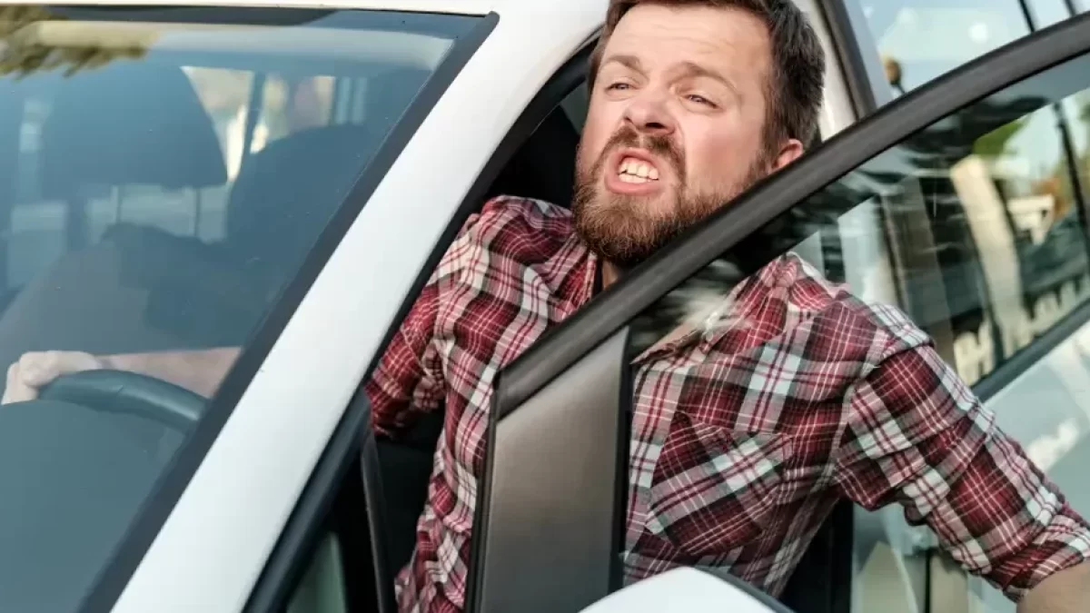 Vzteklý muž za volantem.