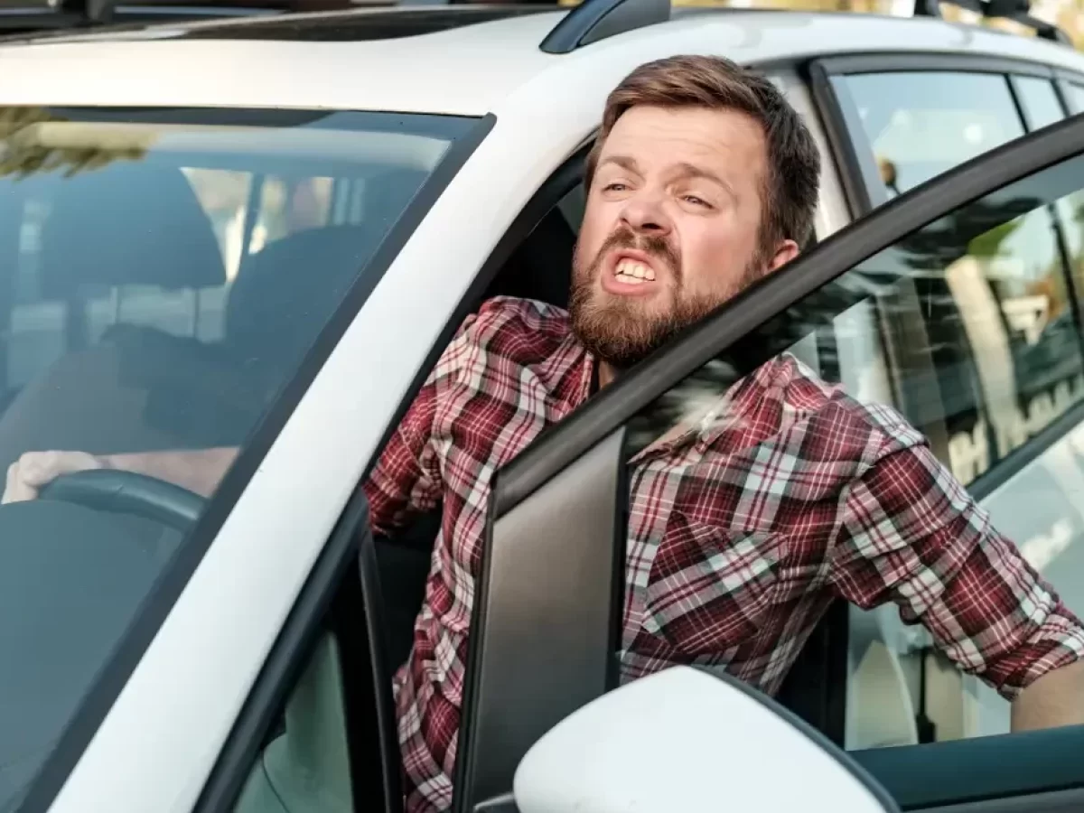 Vzteklý muž za volantem.