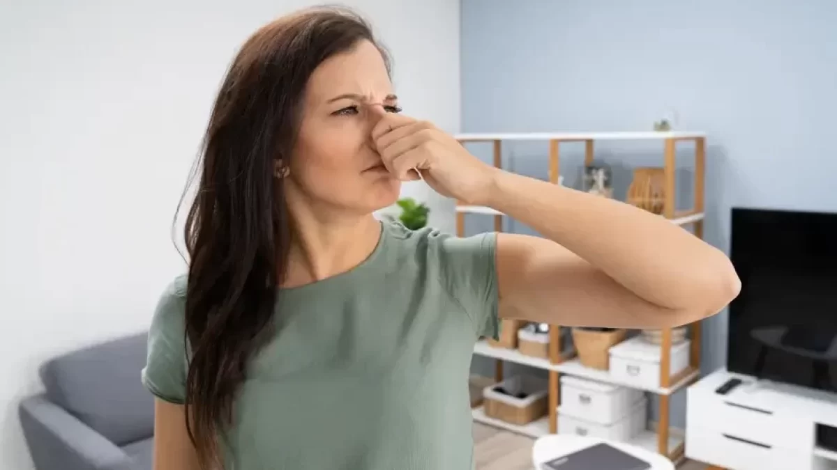 Žena si drží nos
