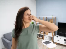 Žena si drží nos