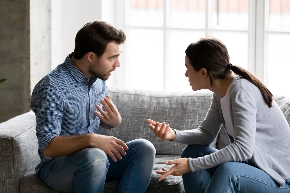 StressedYoungMarriedFamilyCoupleArguingEmotionallyBlamingLecturingEach - Techsvět Žena dohadující se se svým mužem