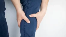 člověk drží nohu