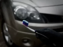 Kartáček s pastou u auta