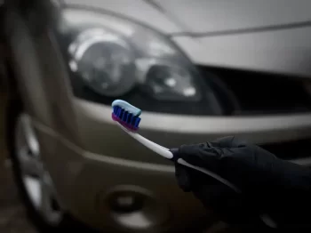 Kartáček s pastou u auta