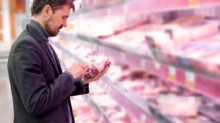 Muž nakupující maso v obchodě