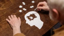 muž s demencí skládá puzzle