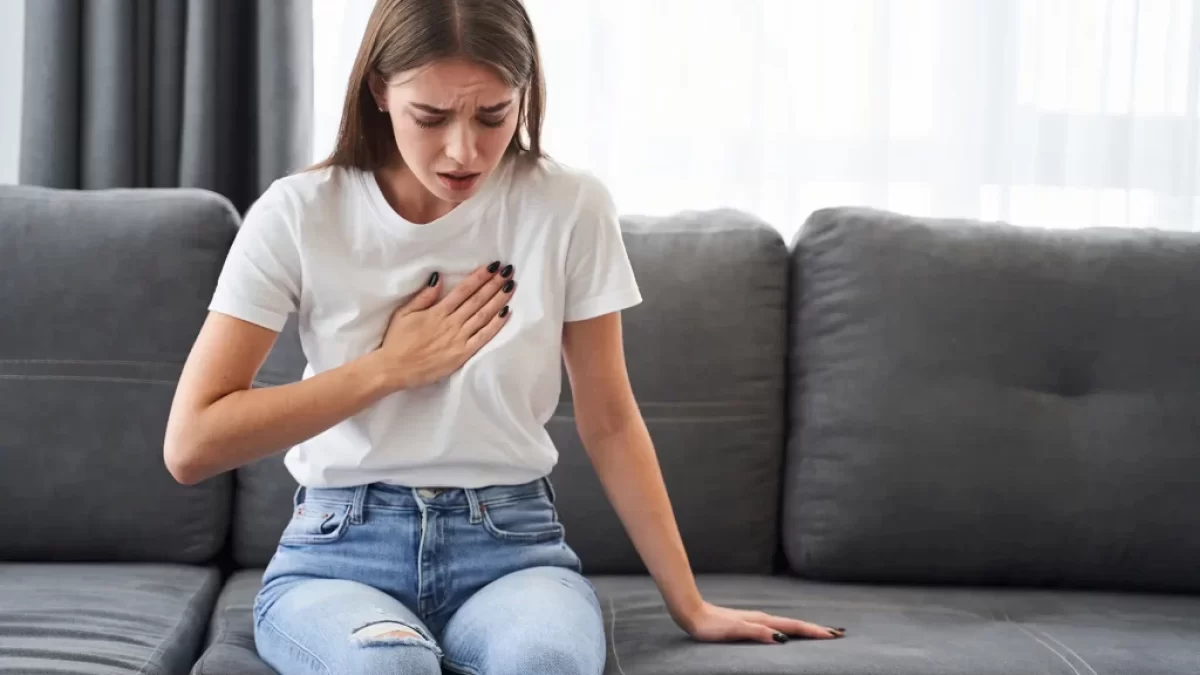 žena s bolestí na hrudníku