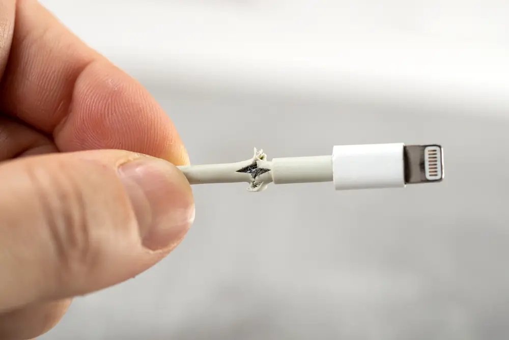- Techsvět Poškozený nabíjecí kabel