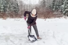 Žena odklízející sníh