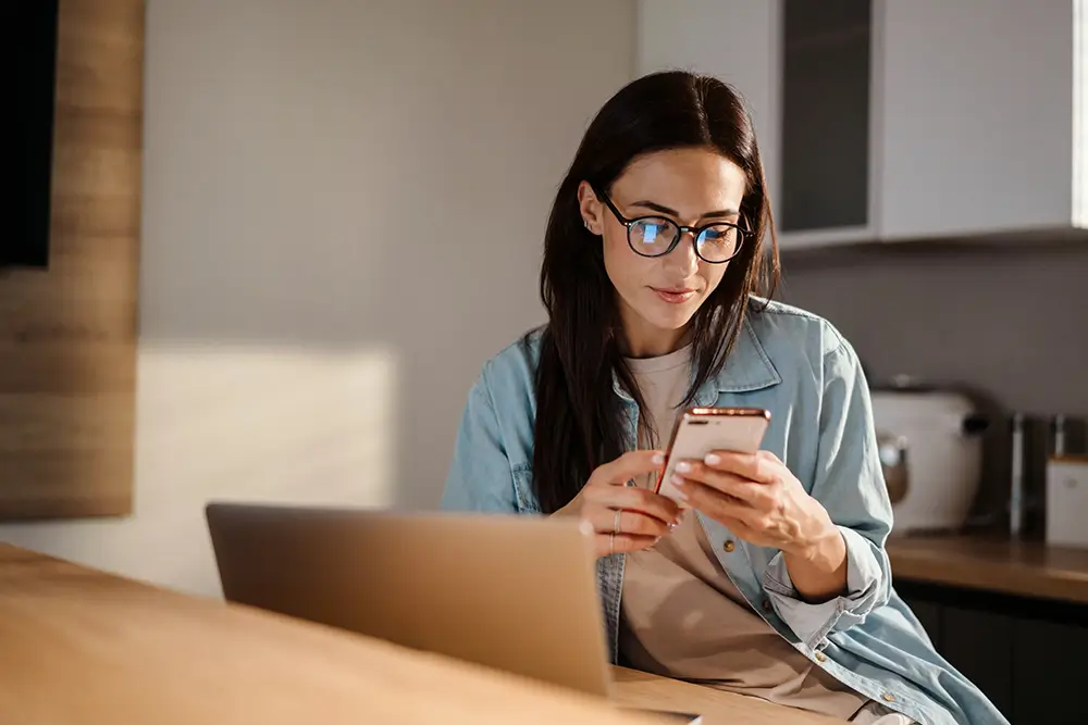 Rébusy jsou efektivním tréninkem pro šedé buňky mozkové. - Techsvět žena se dívá do telefonu