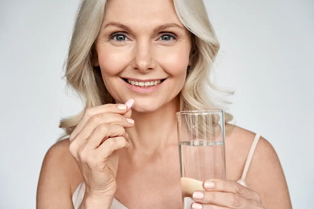 Pokud nemáte žádné potíže, probiotika užívejte jen krátkodobě, například po antibiotikách. - Techsvět žena zapíjí pilulku