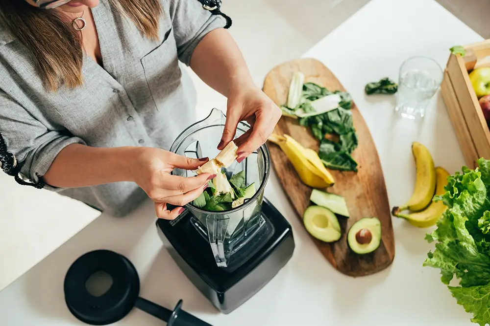 Potraviny v smoothie kombinujte tak, aby neobsahovaly příliš kalorií. - Techsvět žena připravuje smoothie