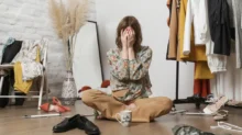 žena s hromadou oblečení