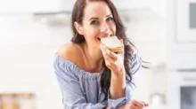 Žena si pochutnává na chlebu s máslem