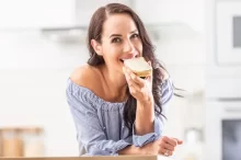 Žena si pochutnává na chlebu s máslem