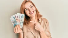 žena drží peníze v ruce