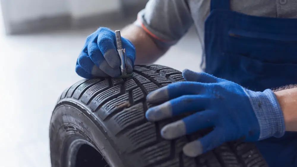- Techsvět Mechanik měří hloubku dezénu.