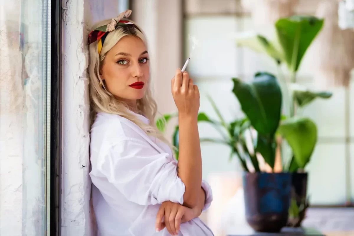 žena s cigaretou v ruce