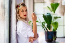žena s cigaretou v ruce