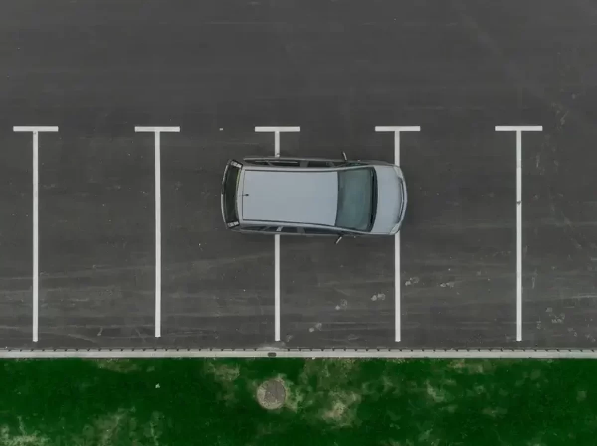 Auto parkující napříč vyznačenými čárami