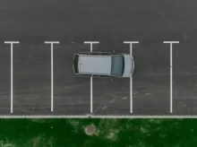 Auto parkující napříč vyznačenými čárami