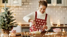 Žena peče vánoční cukroví.