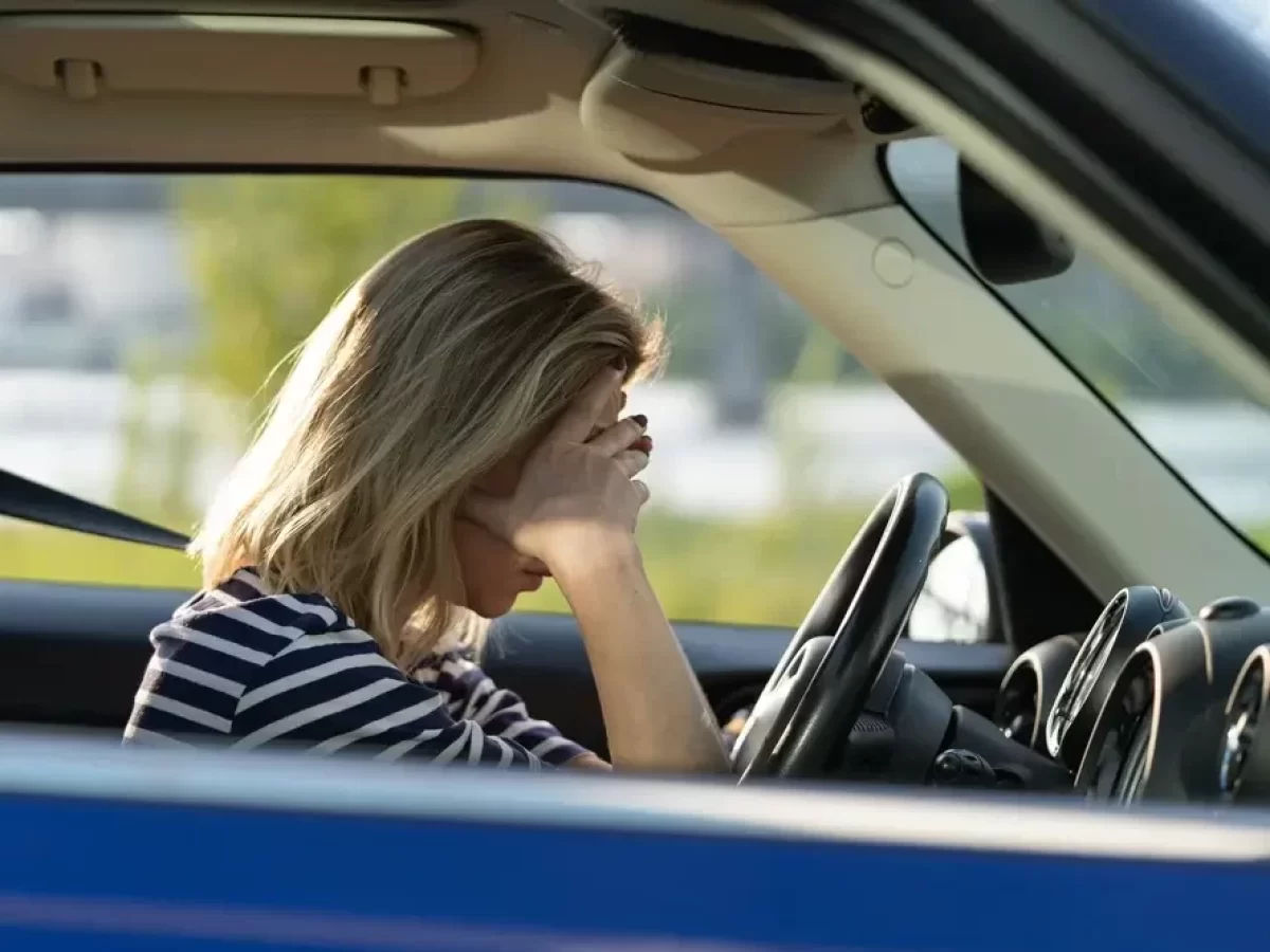 Frustrovaná žena za volantem