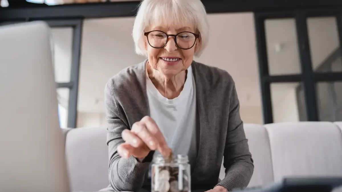 seniorka a peníze ve sklenici