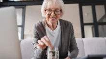 seniorka a peníze ve sklenici