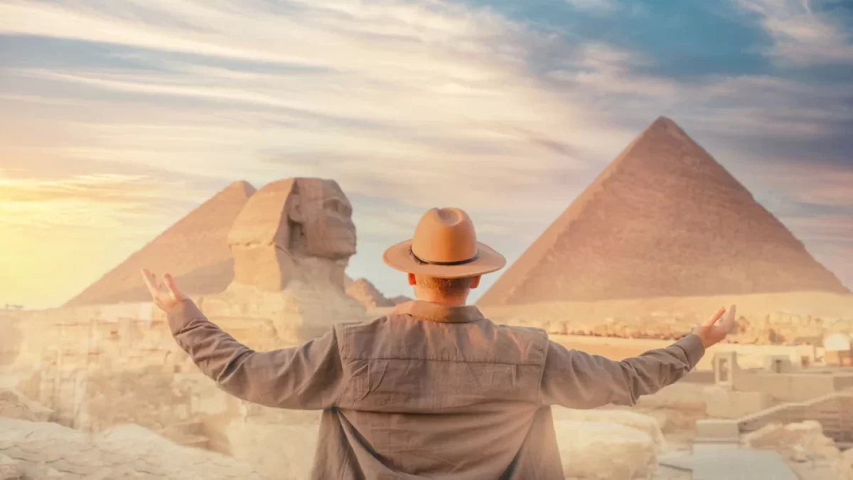 muž a pyramidy