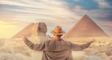 muž a pyramidy