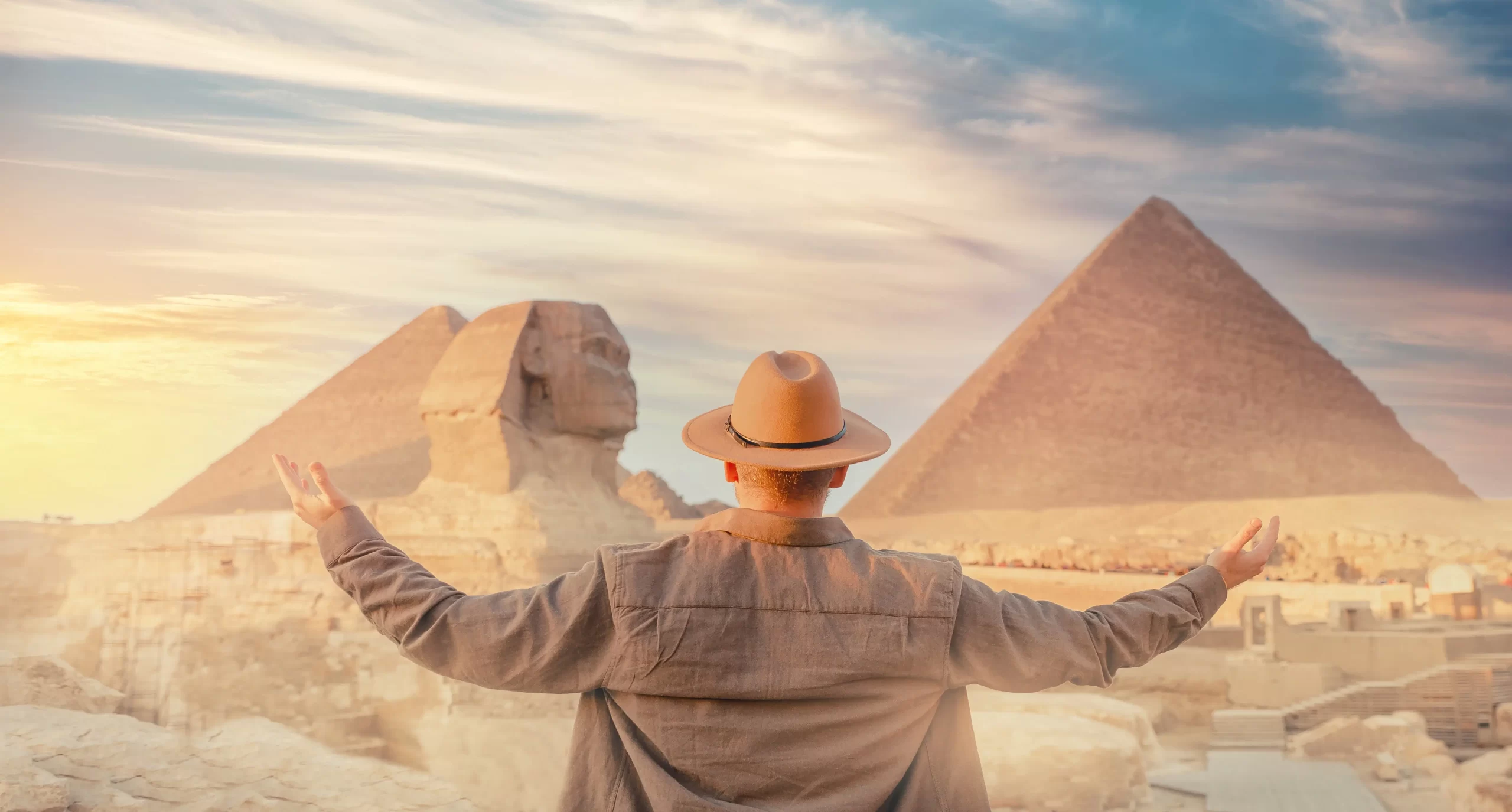 muž a pyramidy